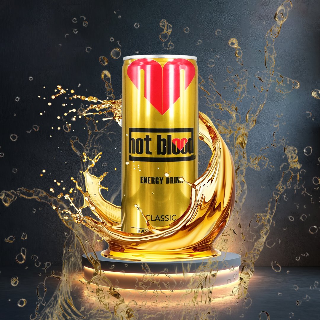 Goldene Dose des Hotblood Energy Drinks mit rotem Herzlogo, umgeben von spritzendem Wasser.